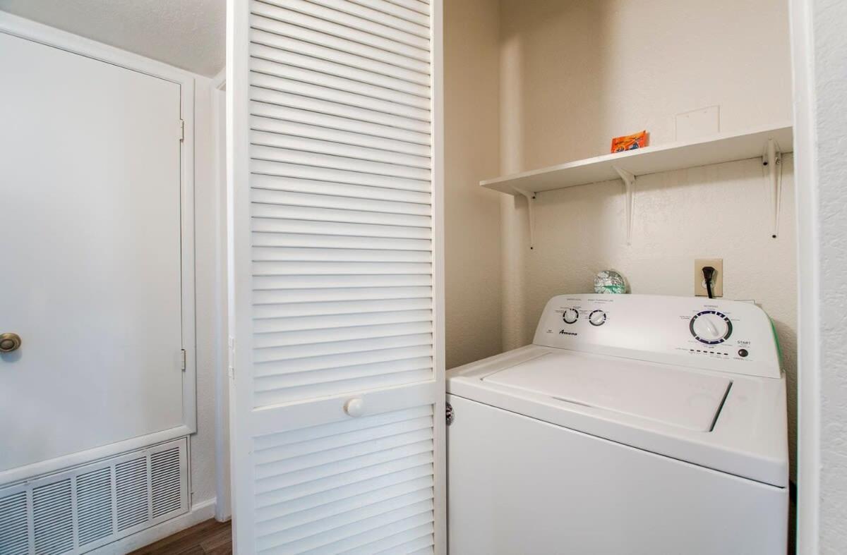 88 3bd 2b Modern Comfort Heated Pool Holiday home *
