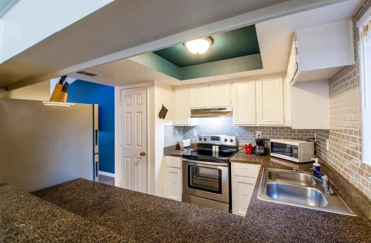 88 3bd 2b Modern Comfort Heated Pool Holiday home *